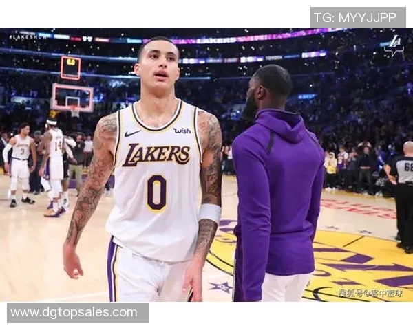 乔约翰逊在对阵快船的精彩表现引发球迷热议与期待 乔约翰逊在对阵快船的精彩表现引发球迷热议与期待